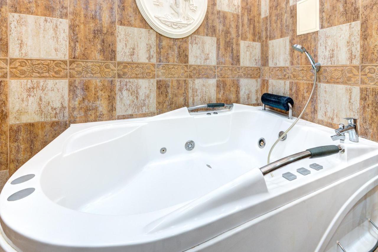 Світло! Vip Apartment In The Druzhby Narodiv Metro Station Kiev Bagian luar foto